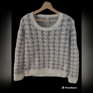 Mudd Fuzzy Women Eyelash Sweater Gray&White  Houndstooth Check Crew Neck Size M